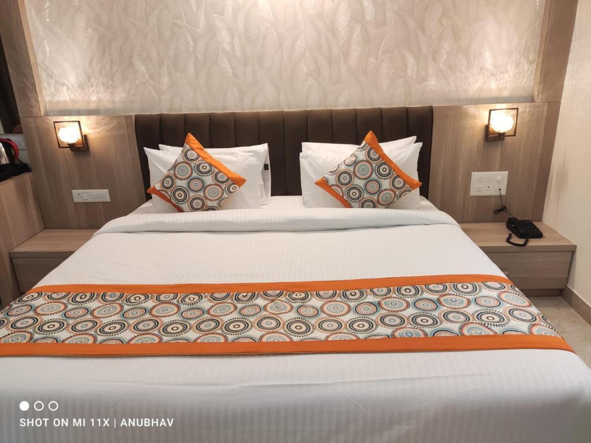 Hotel Golden Petals Βαρανάσι Εξωτερικό φωτογραφία